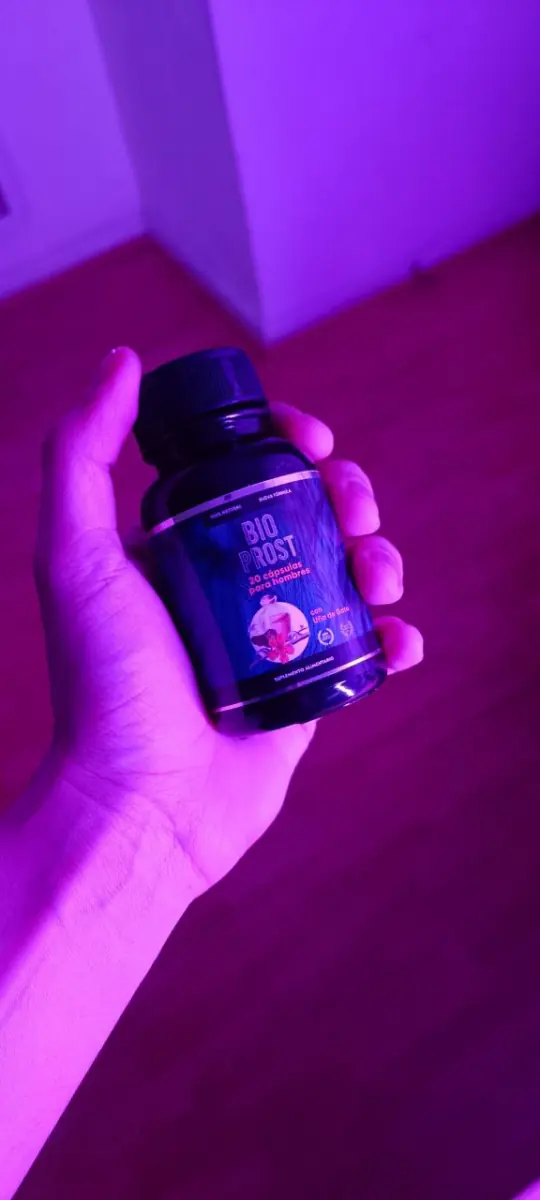 Frasco de Bio Prost en una mano bajo luz violeta