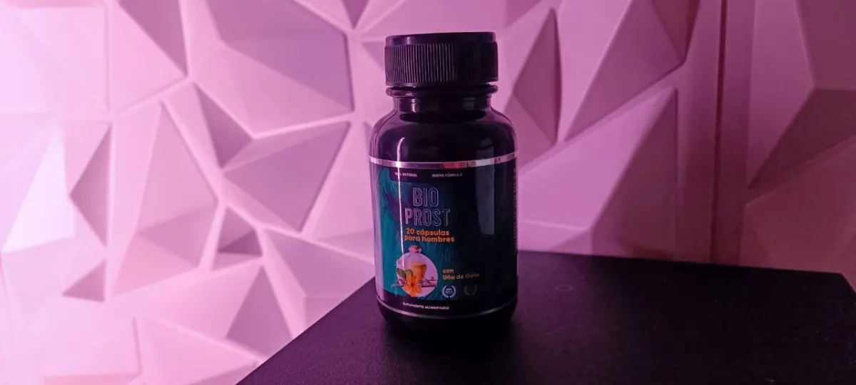 Frasco de Bio Prost sobre un fondo de paneles rosados