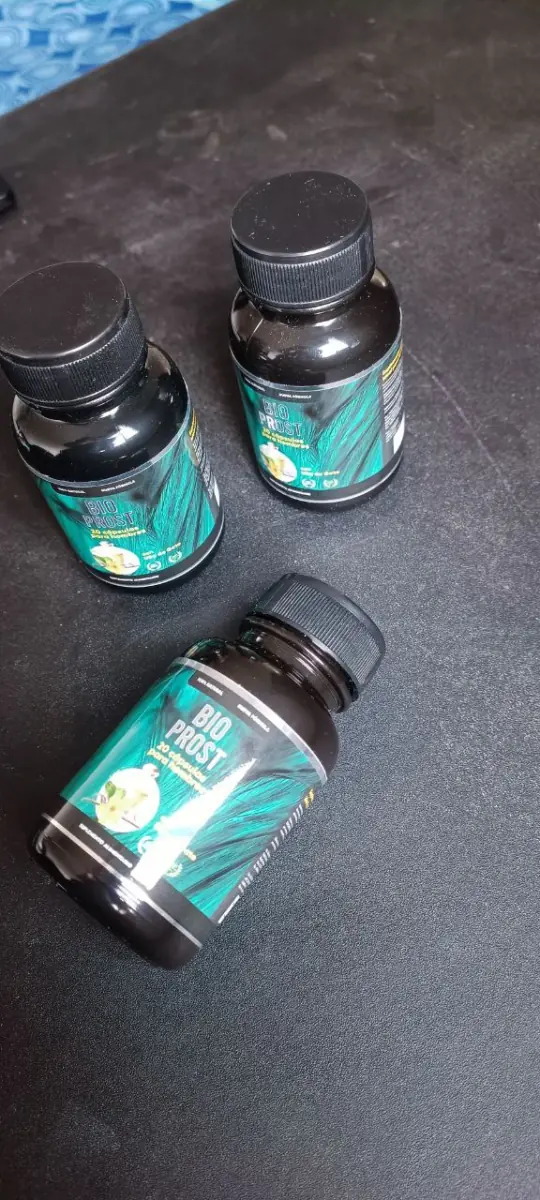 Tres frascos de Bio Prost sobre una superficie oscura