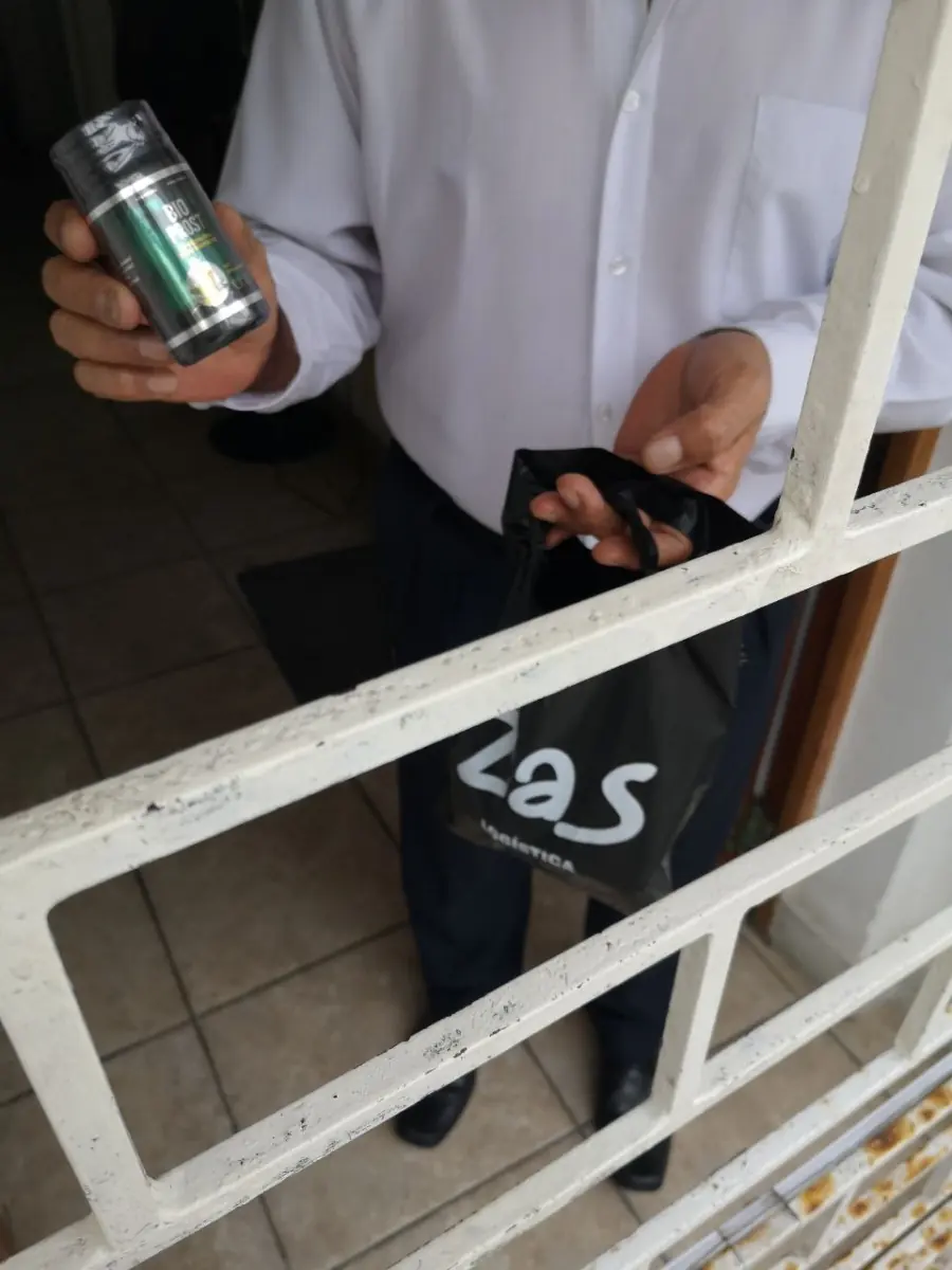 Frascos de Bio Prost dentro de una bolsa negra de Zas Logística