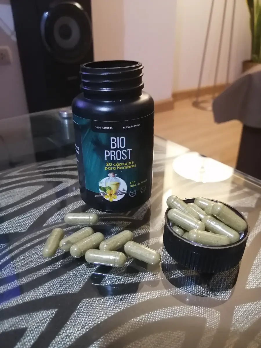 Frasco de Bio Prost y cápsulas servidas en la tapa del frasco