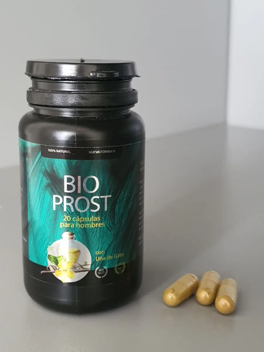 Frasco de Bio Prost visto de frente junto a tres cápsulas